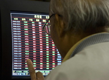 A man watches information on a computer screen at a brokerage house in Shanghai October 27, 2008. China's main stock index sank more than 3 percent on Monday to its lowest in two years, led by large caps on worries about lower-than-expected corporate earnings and weakness in overseas markets. [Agencies]