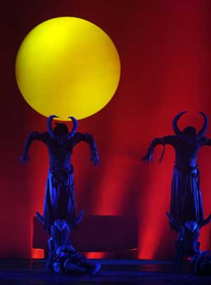 Actors perform a song and dance show entitled Butterfly Dream in Dali, southwest China's Yunnan Province on Oct. 27, 2008. [Xinhua Photo] 