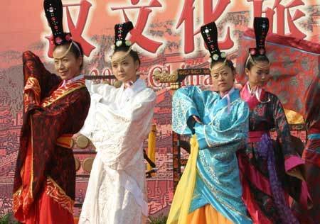 Models display costumes of ancient China's Han Dynasty (206 BC- 220 AD) during a tourism festival featuring the culture of Han Dynasty held in Xuzhou, east China's Jiangsu Province, Oct. 27, 2008. The festival opened here Monday, to promote traditional culture. (Xinhua Photo)