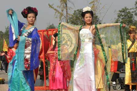 Models display costumes of ancient China's Han Dynasty (206 BC- 220 AD) during a tourism festival featuring the culture of Han Dynasty held in Xuzhou, east China's Jiangsu Province, Oct. 27, 2008. The festival opened here Monday, to promote traditional culture. (Xinhua Photo)