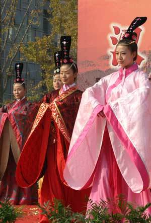 Models display costumes of ancient China's Han Dynasty (206 BC- 220 AD) during a tourism festival featuring the culture of Han Dynasty held in Xuzhou, east China's Jiangsu Province, Oct. 27, 2008. The festival opened here Monday, to promote traditional culture. (Xinhua Photo)