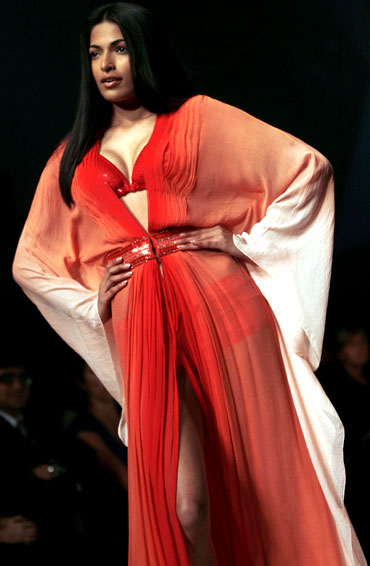 A model presents a creation from Indian designer Raakesh Agarwal's collection during the fifth and final day of Lakme Fashion Week in Mumbai October 24, 2008.