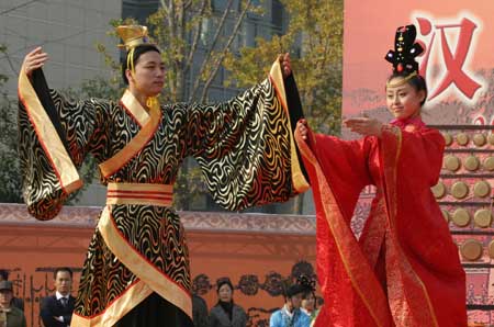 Models display costumes of ancient China's Han Dynasty (206 BC- 220 AD) during a tourism festival featuring the culture of Han Dynasty held in Xuzhou, east China's Jiangsu Province, Oct. 27, 2008. The festival opened here Monday, to promote traditional culture.