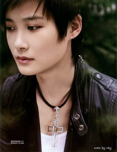 Super Girl/mainland singer Li Yuchun releases new photo album.