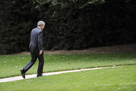 U.S. President George W. Bush walks to the Oval Office as he returns to the White House after attending briefings at the National Security Agency, in Washington, October 24, 2008. (Xinhua/Rueters Photo)