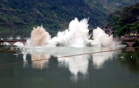 Photo taken on Oct. 28, 2008 shows the blasting demolition moment of Nanxi bridge in Yunyang county, southwest China's Chongqing Municipality. It is the first blasting demolition operation in the Three Gorges reservoir area on the way of a rise in the water level to 175 meters. [Rao Guojun/Xinhua] 