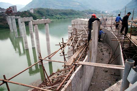 Workers build the new Nanxi bridge in Yunyang county, southwest China's Chongqing Municipality, Oct. 28, 2008. [Rao Guojun/Xinhua]