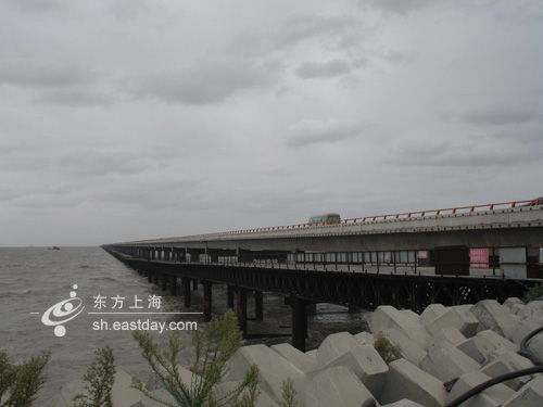 Deep-water port opens in Yangtze River Delta