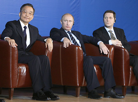 China's Premier Wen Jiabao (L), Russia's Prime Minister Vladimir Putin (C) and Vice Premier Alexander Zhukov attend the Russian-Chinese Economic Forum in Moscow October 28, 2008. 