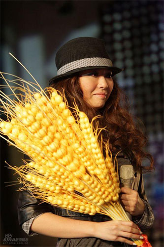 Pop singer Jane Zhang Liangying holds a gift from her fans at a press conference for her upcoming solo concert tour, October 27, 2008. 