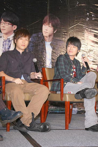 Members of Taiwan pop-rock band Mayday promote the group's latest album 'Poetry of the Day After' in Taipei on October 27, 2008.