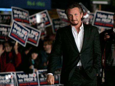 Cast member Sean Penn arrives for the world premiere of the film 'Milk,' at the Castro Theatre in San Francisco, California October 28, 2008.