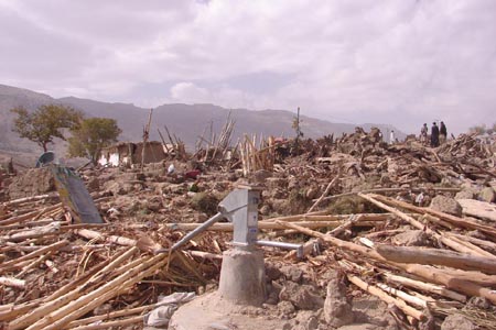 People search for survivors at the ruined houses in the worst-hit Ziarat area in southwestern Pakistan&apos;s Balochistan province, Oct. 29, 2008. At least 160 people died as an earthquake hit southwestern Pakistan&apos;s Balochistan province early Wednesday morning.