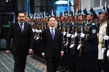 Chinese Premier Wen Jiabao arrived here Wednesday evening, starting a three-day official visit to Kazakhstan at the invitation of Kazakh Prime Minister Karim Masimov.