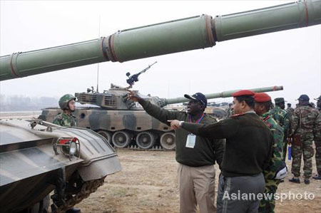 International students from National Defence University observe armoured equipment during a drill conducted by Jinan armored brigade in Central China's Henan Province October 28,2008.[Asianewsphoto]