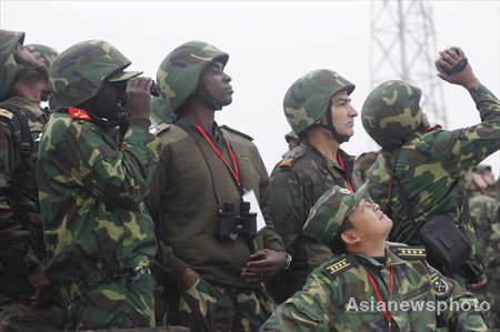 International students from National Defence University observe armoured equipment during a drill conducted by Jinan armored brigade in Central China's Henan Province October 28,2008.[Asianewsphoto]