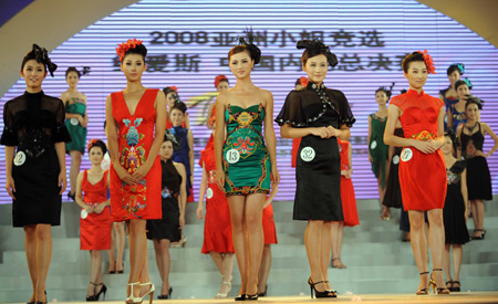 Competitors show Chinese traditional style fasion in the final of the Miss Asia 2008 Chinese mainland division in north China&apos;s Tianjin Municipality, late on Oct. 28, 2008. 