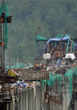 Photo taken on Oct. 29, 2008 shows the Furongjiang Bridge construction site following an accident in Haokou Township of Wulong County, southwest China's Chongqing City. A crane container fell at the construction site on Tuesday night, killing eleven building workers and injuring 12 others. [Xinhua] 