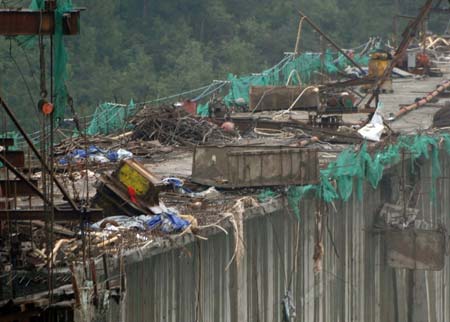 This photo taken on Oct. 29, 2008 shows the Furongjiang Bridge construction site following an accident in Haokou Township of Wulong County, southwest China's Chongqing City. [Xinhua] 