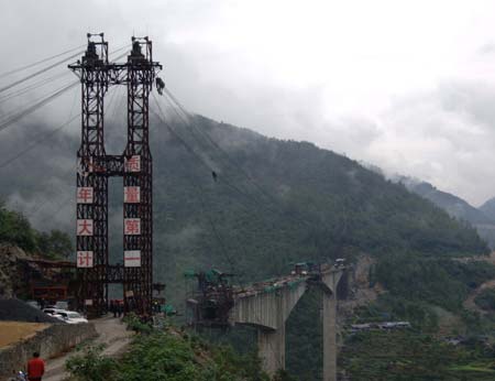 This photo taken on Oct. 29, 2008 shows the Furongjiang Bridge construction site following an accident in Haokou Township of Wulong County, southwest China's Chongqing City. [Xinhua]