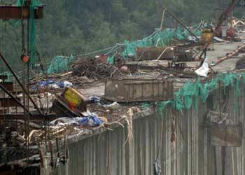 This photo taken on Oct. 29, 2008 shows the Furongjiang Bridge construction site following an accident in Haokou Township of Wulong County, southwest China's Chongqing City.[Xinhua Photo]