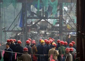 Investigation officials inspect the Furongjiang Bridge construction site following an accident in Haokou Township of Wulong County, southwest China's Chongqing City Oct. 29, 2008.[Xinhua Photo] 