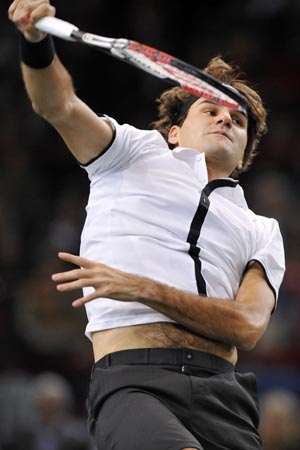 Roger Federer of Switzerland returns the ball to Robin Soderling of Sweden during their match in the Paris Masters Series tennis tournament, October 29, 2008.