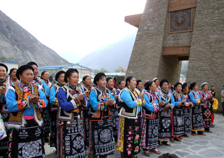 Ethic Qiang women sing a song to welcome the first day of the Qiang New Year which falls on October 29 (October 1 in the lunar calendar).[Xinhua] 