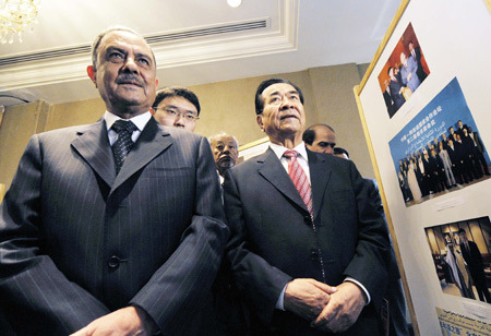 Tumur Dawamat (front, R), Chairman of the China-Arab Friendship Association, and Mohammed Saeid AlBekheitan (front, L), Chairman of the Syria-China Friendship Association, visit a photo exhibition showing recent bilateral cooperation in various fields in Damascus, Syria, Oct. 28, 2008. (Xinhua Photo)