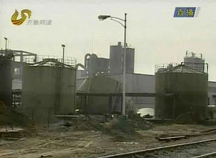 A sodium hypochlorite tank of Shandong Haihua Group Co., Ltd's plant in Weifang City, suddenly burst at around 6 AM, leading to a leak of the irritative chemical which can cause discomfort in the respiratory system. The chemical is usually used as a fungicide and an oxidizing bleach.