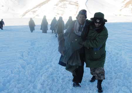 Soldiers rescue a farmer stranded due to heavy snow in Shannan prefecture, southwest China&apos;s Tibet Autonomous Region Oct. 30, 2008. 