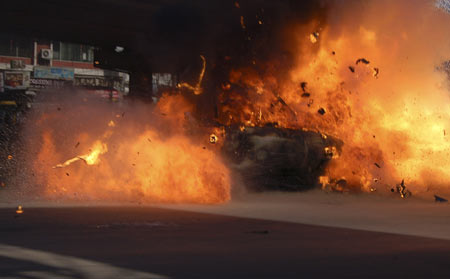 Vehicles are set on fire by an angry crowd at a blast site in Guwahati, the main city of India&apos;s troubled northeastern Assam state Oct. 30, 2008. [Xinhua/Reuters]