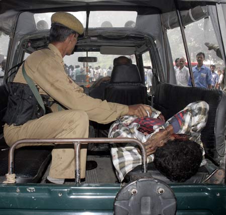 An injured man is rushed to a hospital in a police vehicle after a bomb blast in Guwahati, the main city of India&apos;s troubled northeastern Assam state, Oct. 30, 2008. [Xinhua]