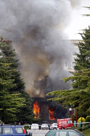 Fire and smoke rise after a car bomb explosion at the University of Navarre in Pamplona, October 30, 2008. A car bomb exploded in a University of Navarre car park in the northern Spanish city of Pamplona on Thursday, slightly injuring 17 people, after a warning call in the name of Basque separatist rebels ETA, the government said. 