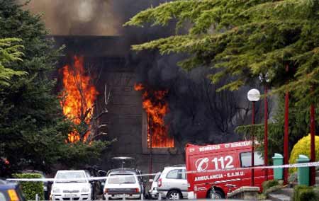 Fire and smoke rise after a car bomb explosion at the University of Navarre in Pamplona, October 30, 2008. A car bomb exploded in a University of Navarre car park in the northern Spanish city of Pamplona on Thursday, slightly injuring 17 people, after a warning call in the name of Basque separatist rebels ETA, the government said. 