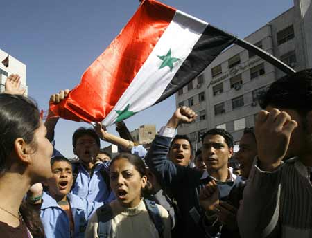 Students shout slogans against the U.S. as they wave the national flag during a demonstration in Damascus October 30, 2008. [Xinhua]