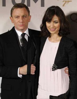 British actor Daniel Craig and Ukrainian actress Olga Kurylenko arrive for the premiere of the latest James Bond movie &apos;Quantum of Solace&apos; in Paris October 30, 2008. [Xinhua/Reuters]