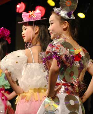 Children present fashion creations during an environment-friendly fashion show in Wuhu, east China&apos;s Anhui Province, Oct. 30, 2008. Fashion creations made of newspapers, packaging bags, plastic bottles and leaves designed by 280 students were displayed here on Thursday.