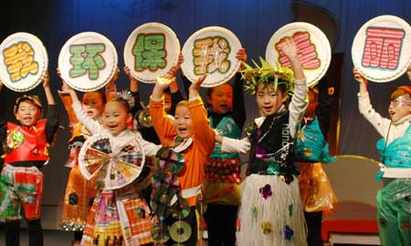  Children present fashion creations during an environment-friendly fashion show in Wuhu, east China&apos;s Anhui Province, Oct. 30, 2008. Fashion creations made of newspapers, packaging bags, plastic bottles and leaves designed by 280 students were displayed here on Thursday. 