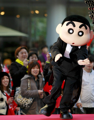 An actor making up as Nohara Shinnosuke attends the premiere of &apos;Red Cliff&apos; directed by Chinese Hong Kong film director John Woo in Tokyo, capital of Japan, Oct. 30, 2008.