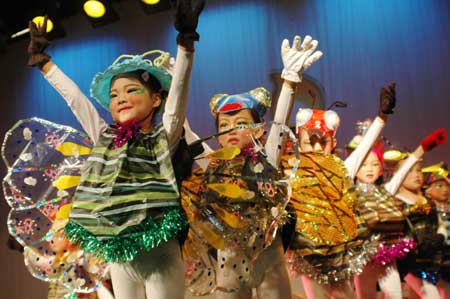 Children present fashion creations during an environment-friendly fashion show in Wuhu, east China's Anhui Province, Oct. 30, 2008. Fashion creations made of newspapers, packaging bags, plastic bottles and leaves designed by 280 students were displayed here on Thursday. [Xinhua] 