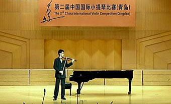 The second China International Violin Competition began its first round on Tuesday in east China's coastal city of Qingdao. Thirty-five contestants from around the world are taking part.