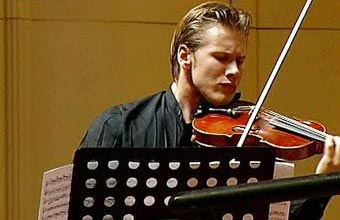 The second China International Violin Competition began its first round on Tuesday in east China's coastal city of Qingdao. Thirty-five contestants from around the world are taking part.