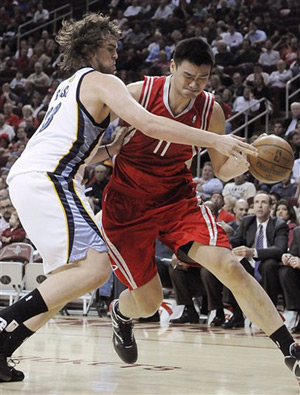 Memphis Grizzlies' Marc Gasol, left, of Spain, knocks the ball away from Houston Rockets' Yao Ming, of China, during the first quarter of an NBA basketball game yesterday in Houston.