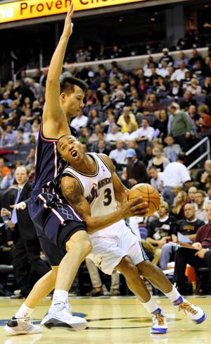 Yi Jianlian(L) of the New Jersey Nets defends Carton Butler of Washington Wizards during their NBA basketball game at Verizon Center, Washington, DC, USA, Oct. 29, 2008. Nets won 95-85.