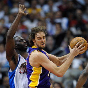 Pau Gasol (R) of Lakers vies with Tim Thomas of Clippers during their NBA basketball game at Staples Center, Los Angeles, CA, USA, Oct. 29, 2008. 