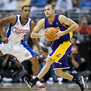 Jordan Farmar (R) of Lakers is about to pass the ball during the NBA basketball game against Clippers at Staples Center, Los Angeles, CA, the U.S.A., Oct. 29, 2008.