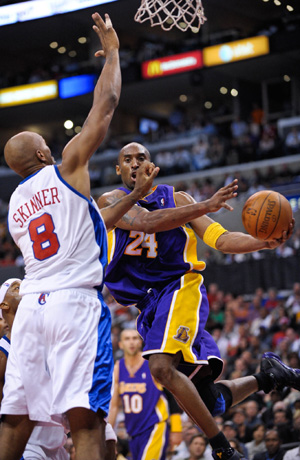 Kobe Bryant (R) of Lakers goes up to shoot during the NBA basketball game against Clippers at Staples Center, Los Angeles, CA, the U.S.A., Oct. 29, 2008. 