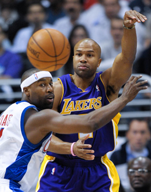 Derec Fisher (R) of Lakers passes the ball during the NBA basketball game against Clippers at Staples Center, Los Angeles, CA, the U.S.A., Oct. 29, 2008. 