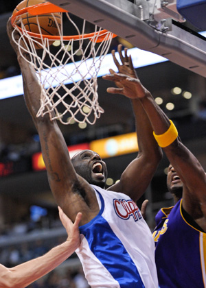 Tim Thomas of Clippers goes up to shoot during the NBA basketball game against Lakers at Staples Center, Los Angeles, CA, the U.S.A., Oct. 29, 2008.
